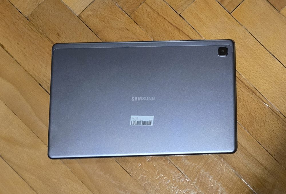 Tabletă Samsung Galaxy Tab A7 cu husă magnetică  - stare foarte bună