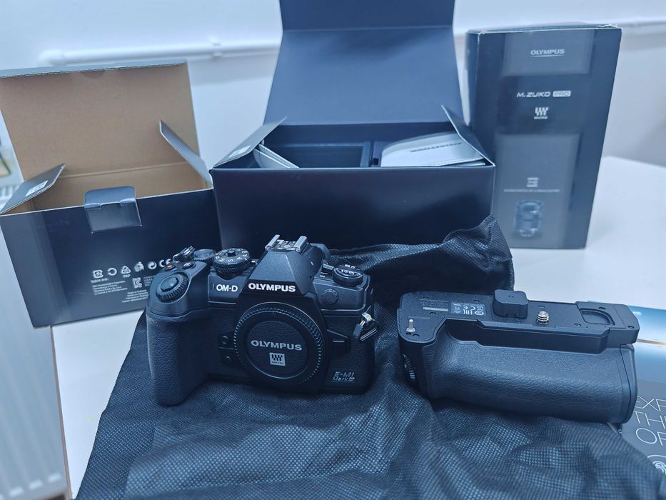 Camera Olympus OM-D E-M1 mark III Grip obiective 7-14 Pro 100-400is 75