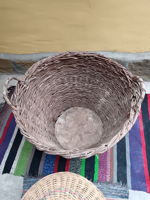 Дървен кош с плетена дамаджана