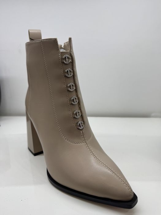 Четири модела, ограничени размери боти на супер ниски цени.