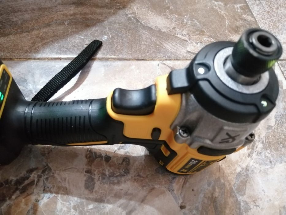 Autofiletanta cu impact, DCF 887 cu o baterie de 6A NOU.