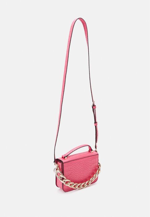 малка чанта Guess