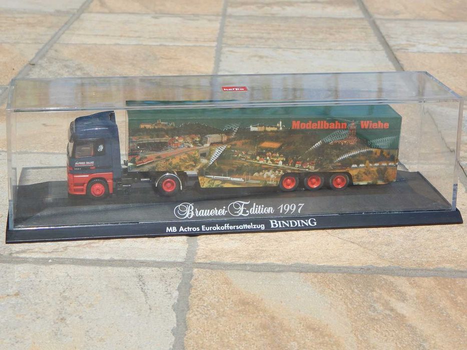Macheta camion transport Mercedes-Benz Actros 1857 Herpa cu vitrina