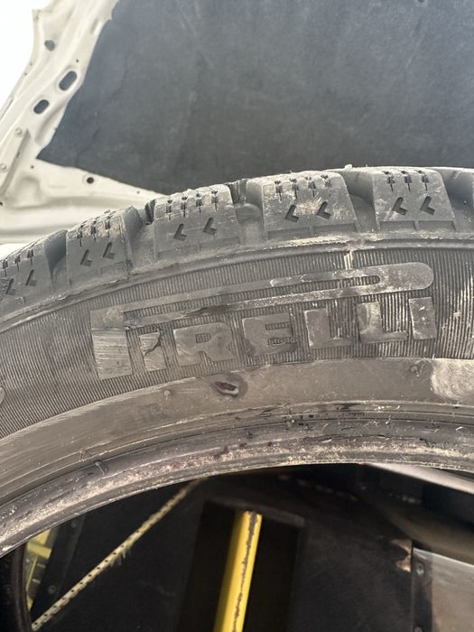 Продам зимние шипованные шины.