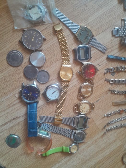 Часы разные старые некоторый ходит