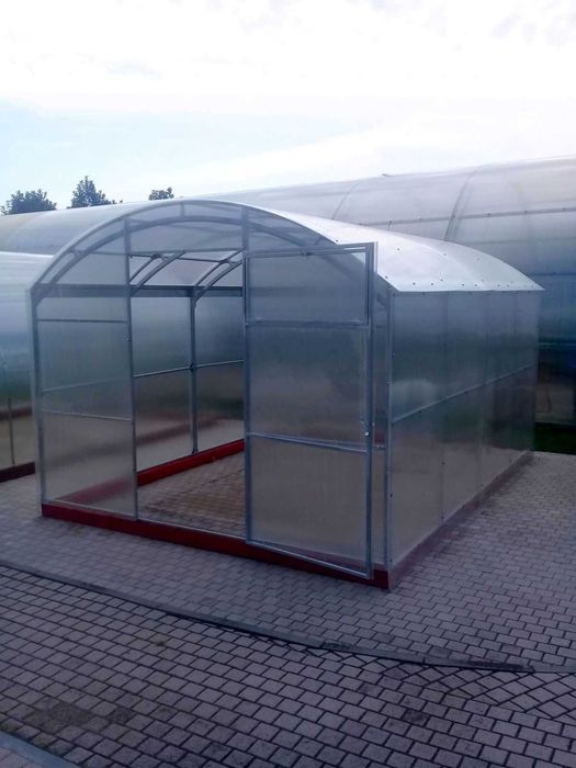 Фермерска оранжерия с ширина 4 метра