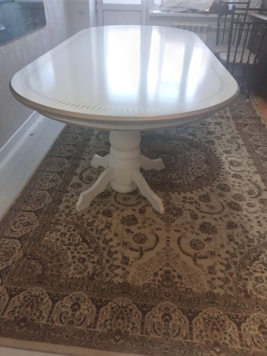 Продам стол цельный.