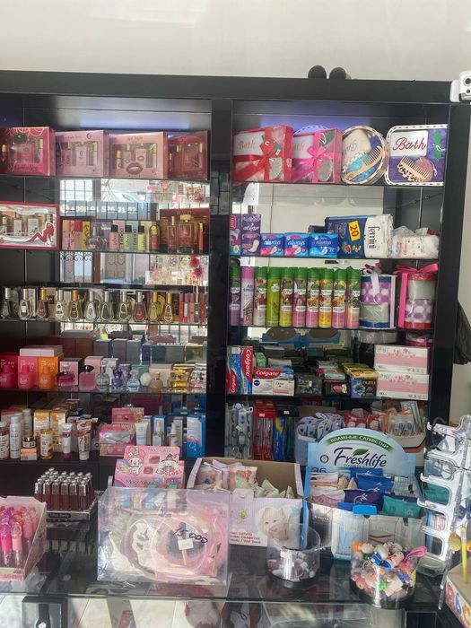 Срочно продается полки для магазинов и парфюмерии
