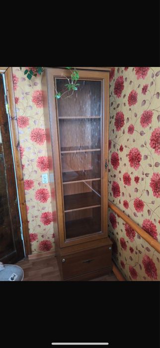 Продаю стол , сервант тумбу