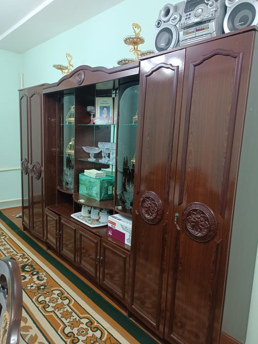 Стол стунчик каплект. Стенка версачи сатылады бахасы 12-милон келисимл