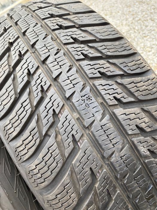 235/65/17 Нокиан Зимни