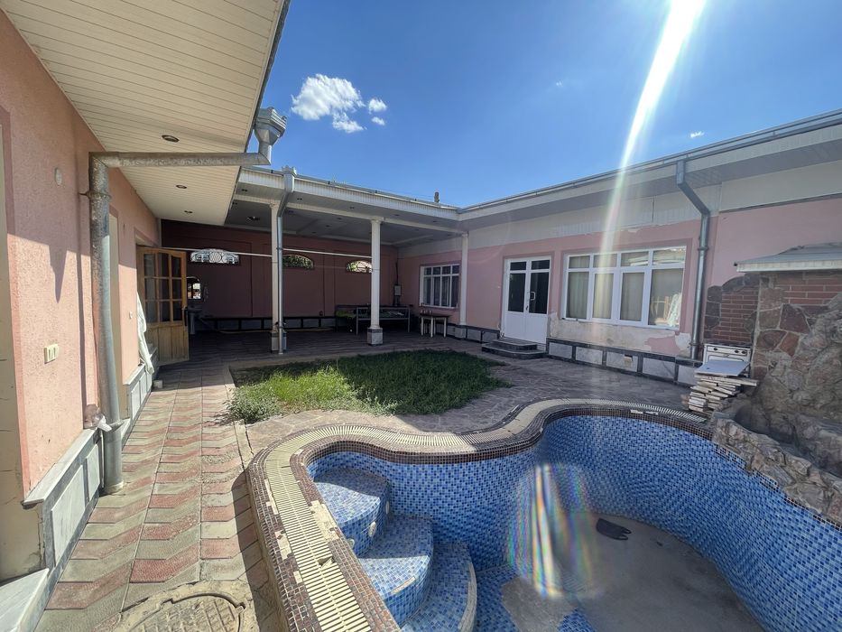 Дом с бассейном и сауной