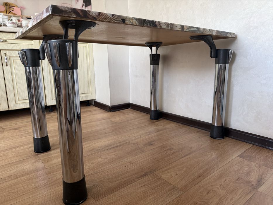 Продаю стол кухонный