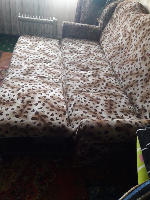 Продам мебель диван и два кресло и шифоньерр