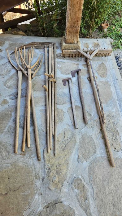 Дървени колела от каруца, вили, сърпове и още дървени инструменти