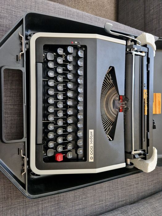 Пишеща машина Хелиос 1300 Ф