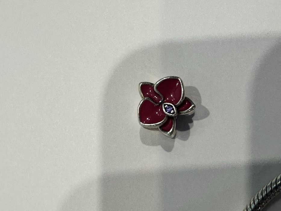 Brățară Pandora originală cu charm-uri – set elegant, stare excelentă