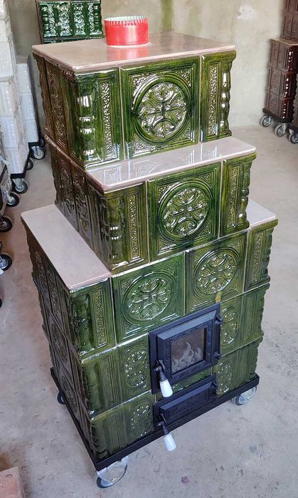 Semineu verde - soba de teracota mobila pe roti cu usa transparenta