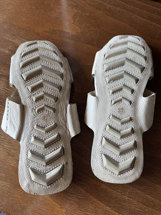 Кожаные шлепанцы бежевые