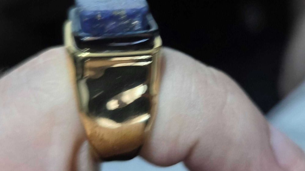 Inel vintage din metal comun aurit cu lapislazuli