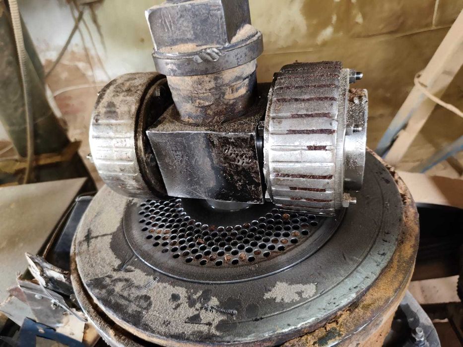 Presa peleți  motor 30 kW + panou electric inclus – stare foarte bună