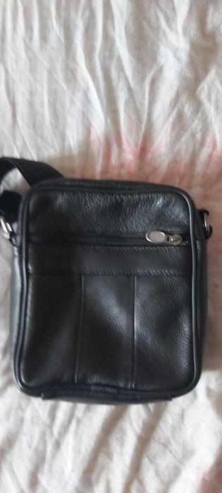 Продавам мъжки черни чанти от естествена кожа с пет отделения с цип