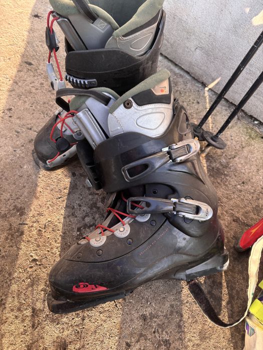 Ски обувки, ски и щеки