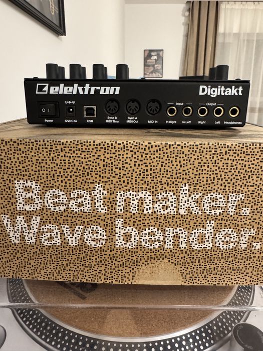 Elektron Digitakt drum machine sampler