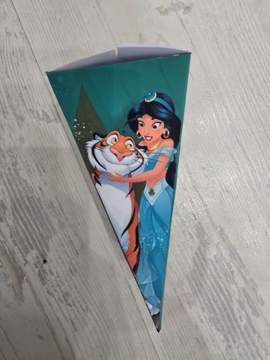 Картонена торта с любим герой – персонализиран подарък за детско парти