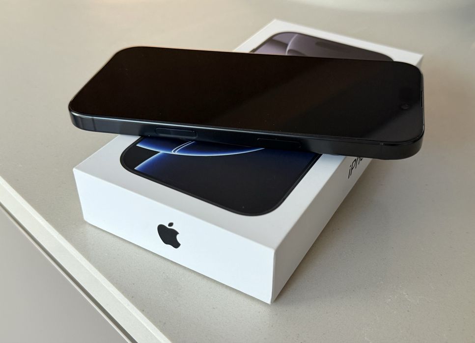 iPhone 16 Pro 128GB, Black Titanium - Perfect funcțional, Stare excelentă
