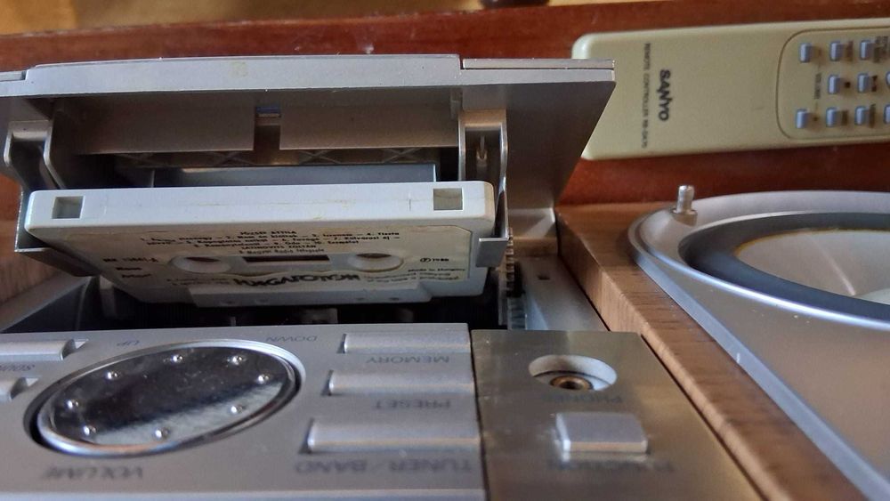 Mini sistem audio cu CD si 2 boxe Sanyo cu telecomanda