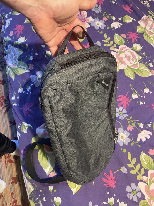 Продавам чанта за документи против кражба Pacsafe Vibe 325