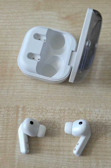 Casti Samsung Galaxy Buds 4 Pro - aproape noi