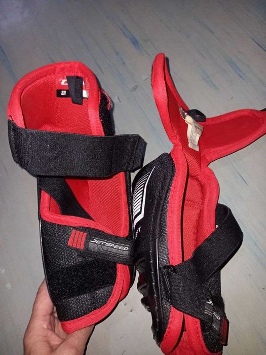 Продам налокотники хоккейного игрока марки CCM размер SR S