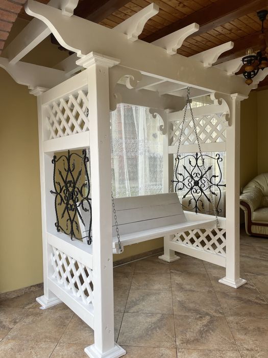 Balansoar de  gradina sau terasa tip pergola din lemn.