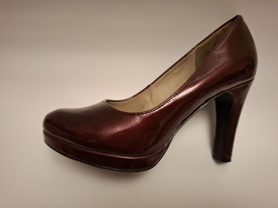 Pantofi lacuiti grena, cu platforma, de la CCC, marimea 37