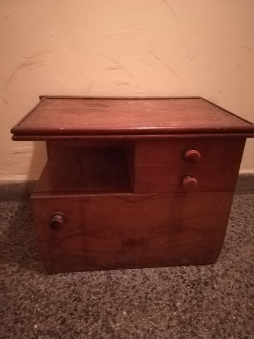 Дървено масивно шкафче