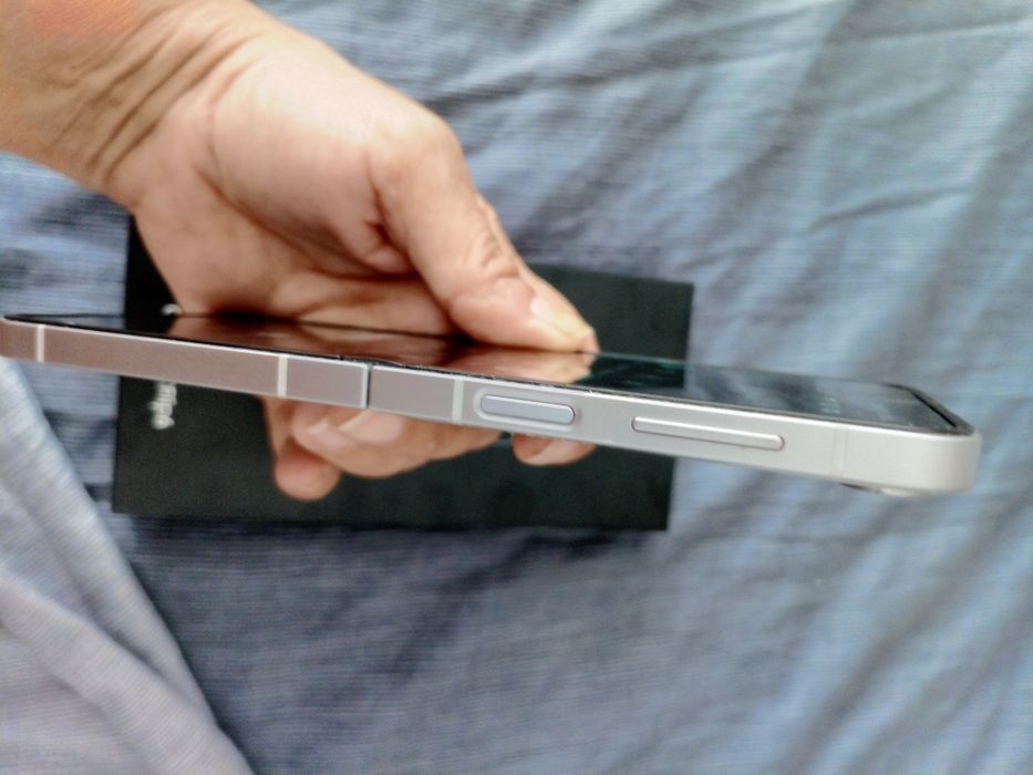 Samsung Z flip 6 12Gb/512 gb КАТО НОВ