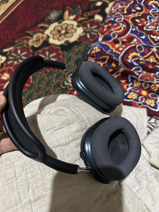 Оригинальный наушник airpods max в очень хорошим состоянии