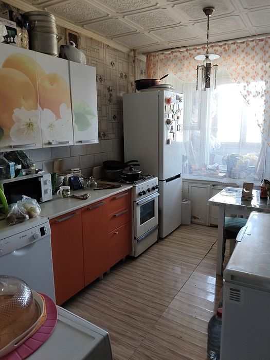 продается квартира  3 комнатная в 4 микрорайоне