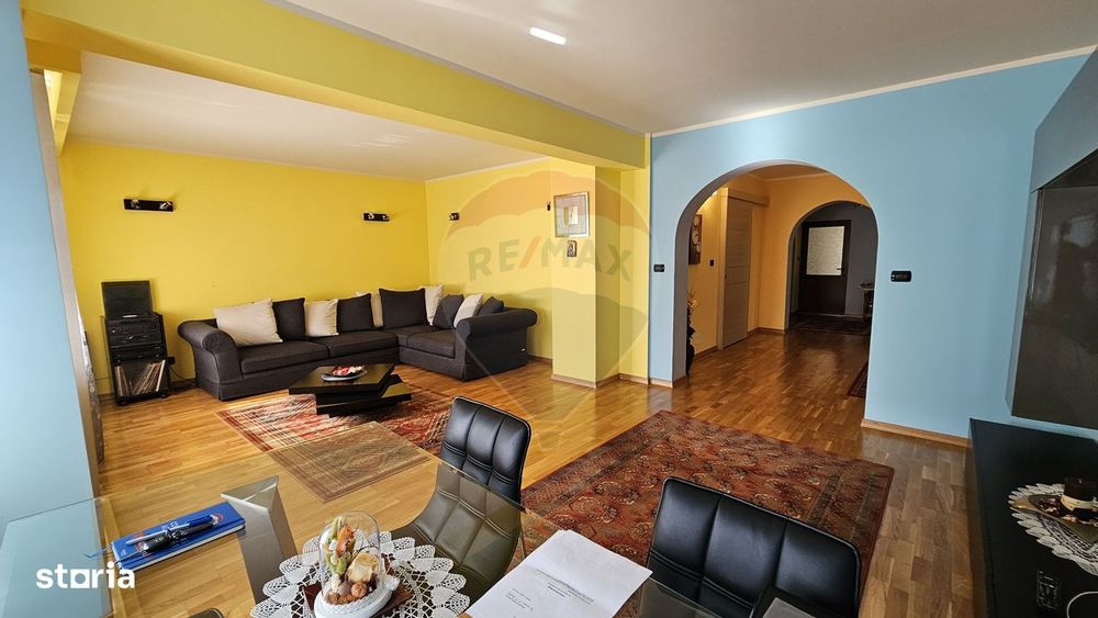 Casă / Vilă de lux cu 8 camere de vânzare in Obcini, Suceava