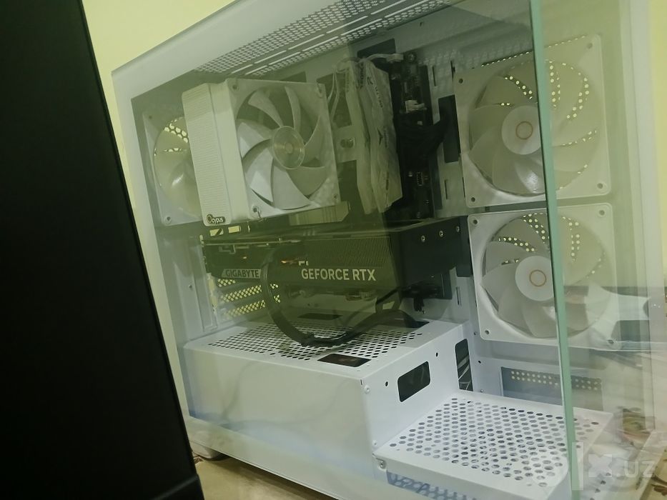 Yangi PC sotiladi, umuman ishlatilmagan, pcga hech narsa qilmagan