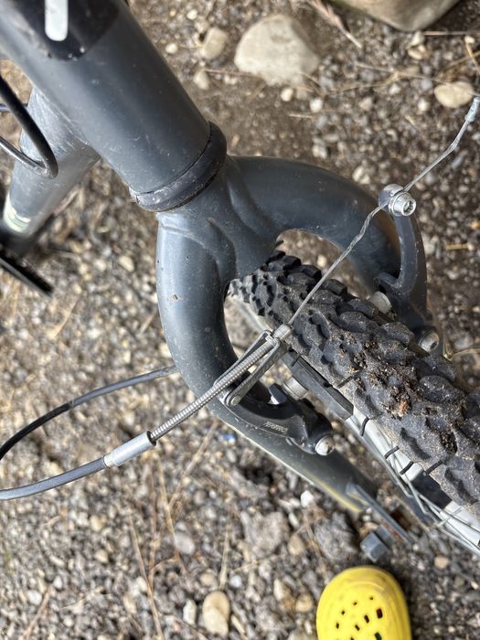 Vand bicicleta BMX cauciucu pe spate este de schimbat si bureti de la frâne in rest bună