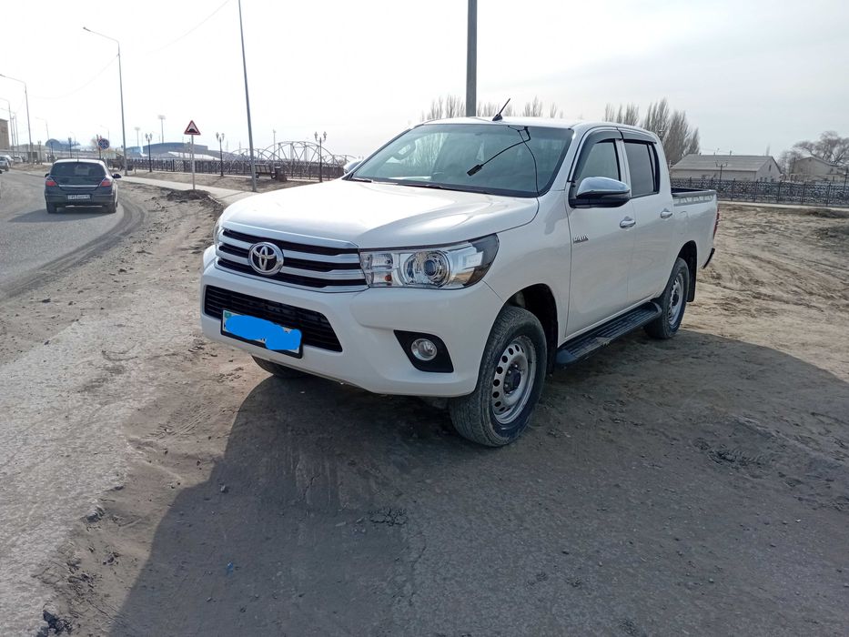 Toyota Hilux 2021 год