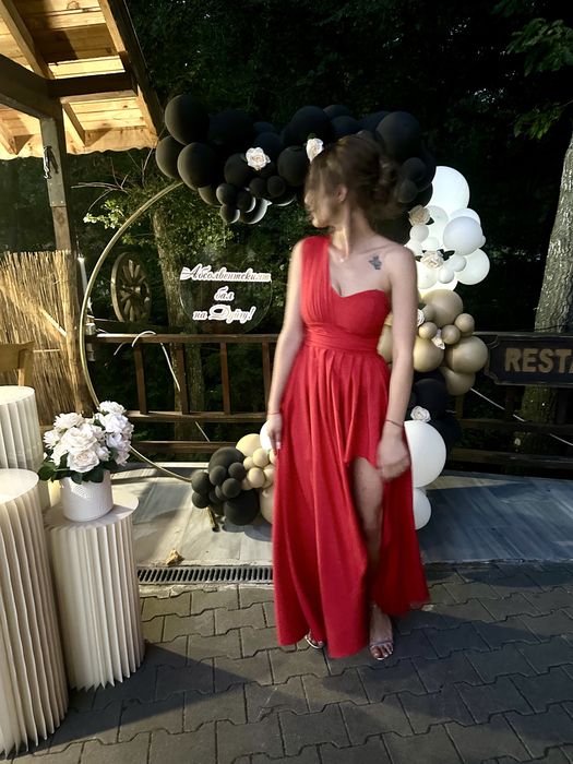 Елегантна дълга червена рокля