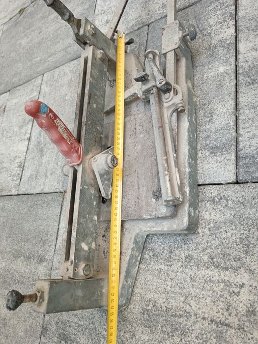Vînd mașini de tăiat faianță și gresie