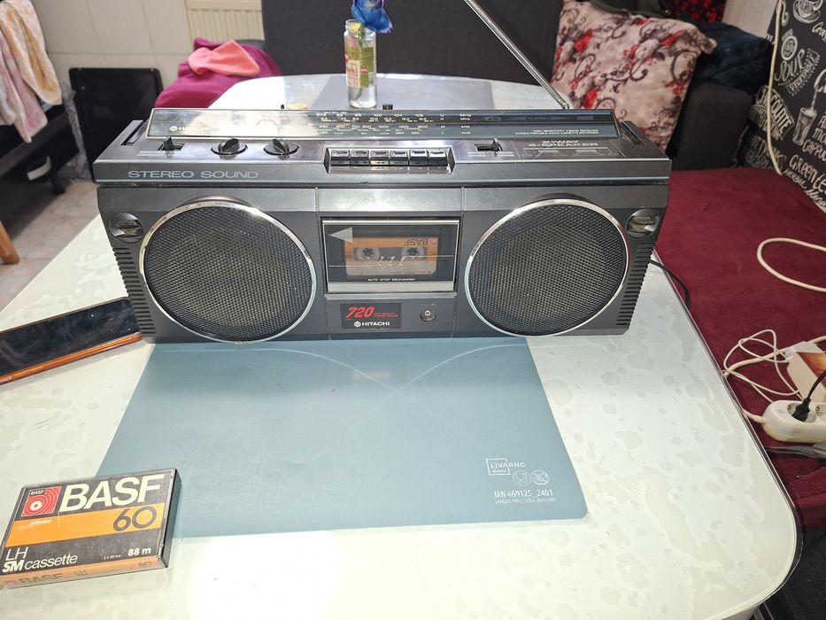 Radiocasetofon  Hitachi 720E, radio 4 benzi (Antena Satelor), Japonia