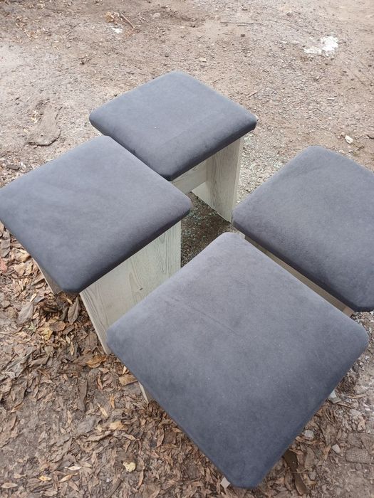 Продаются 3 стола с табуретками. Два стола полукруглые,один прям