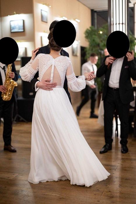 Doua Rochii de mireasa, simple, elegante pentru un moment unic în viața