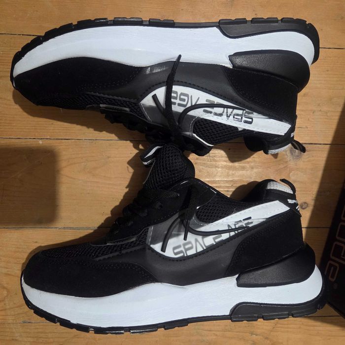 Adidasi Nike noi cu eticheta